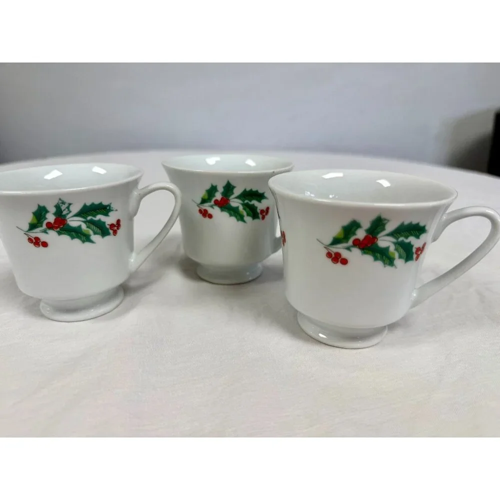 Alco Industries Holly & Berries Christmas teacup and saucer Vintage‎